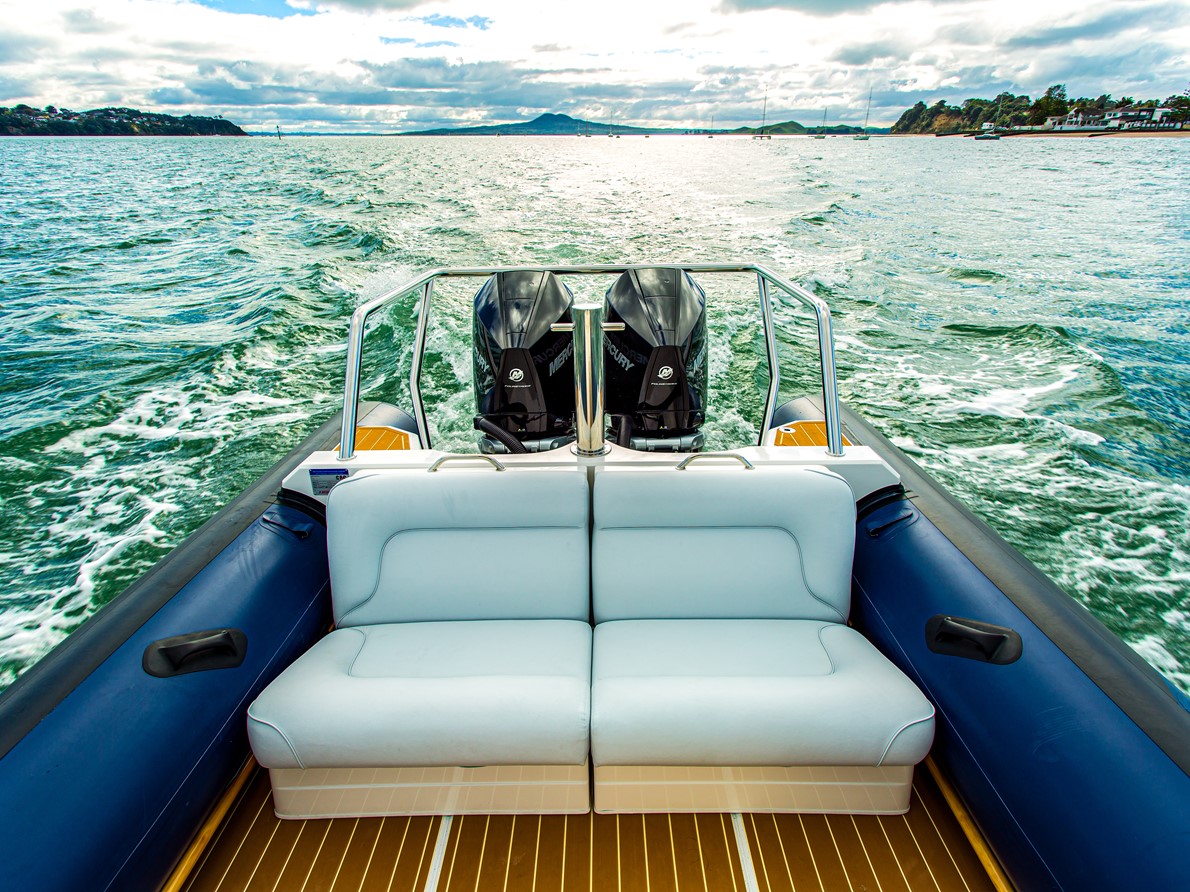 OPTIONAL LUXURY TRANSOM SEATS