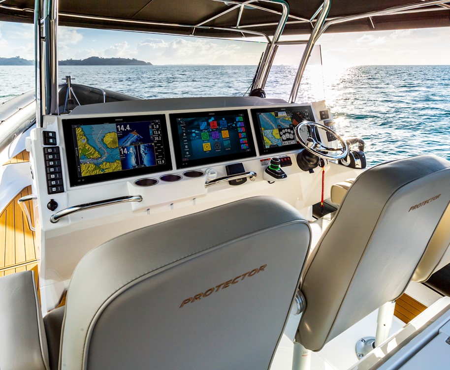 EXPANSIVE DASH FOR UPTO 3 LARGE MFD SCREENS