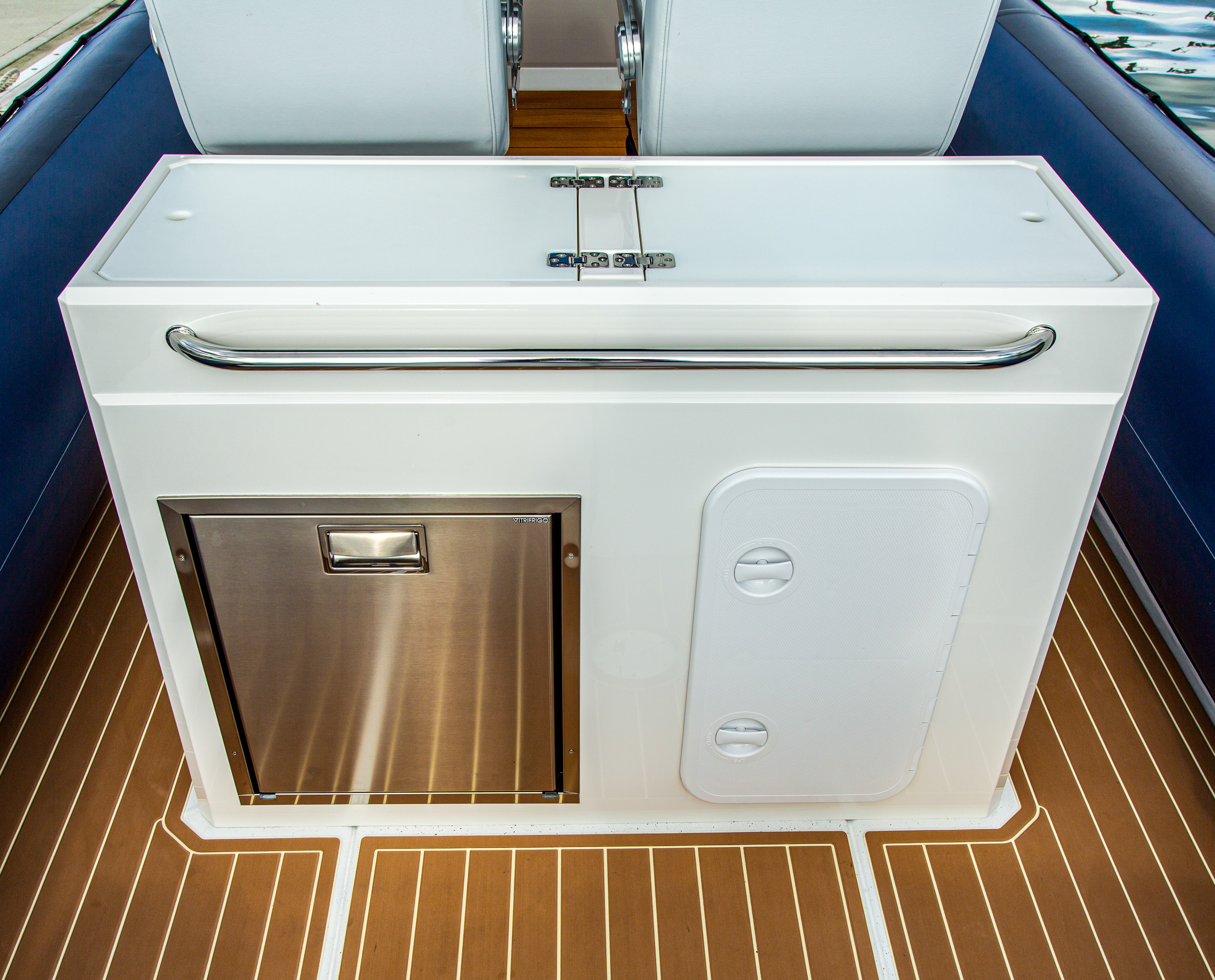 OPTIONAL COCKPIT BAR INCLUDING A FRIDGE, FRESHWATER SINK & STORAGE