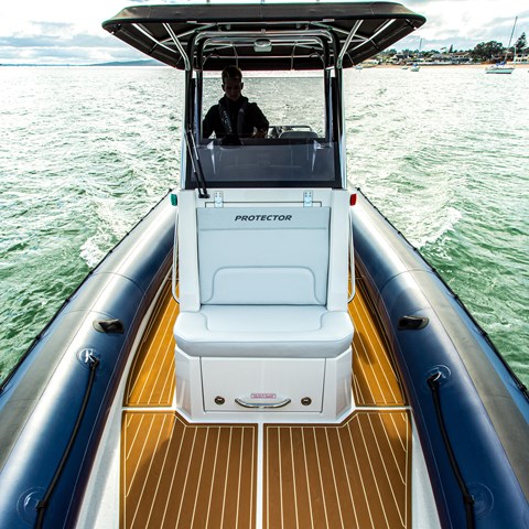 HUGE 360 ° WALK-AROUND DECK